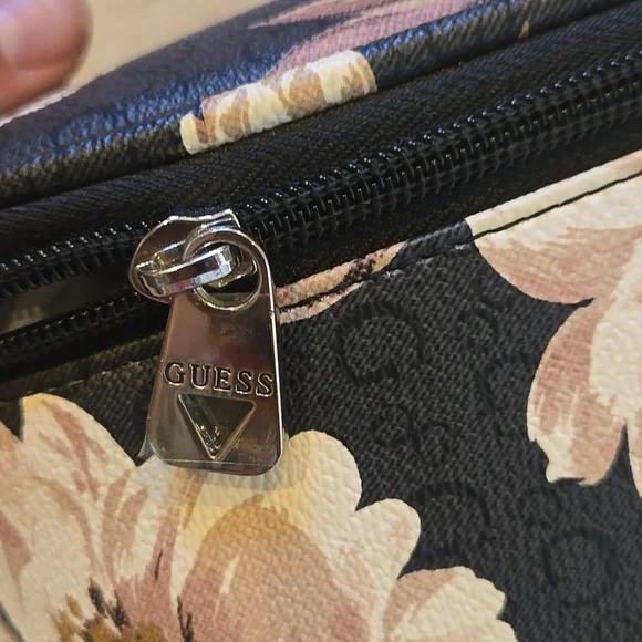 NEW Guess Coal Floral Allman Travel Zipper Bag - Picture 5 of 9